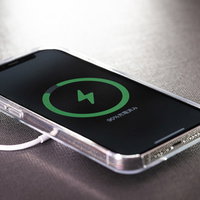 MagSafe対応、急速充電中のiPhone 12の写真