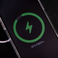 充電中のディスプレイ、緑色の充電アイコン表示iPhone12の写真