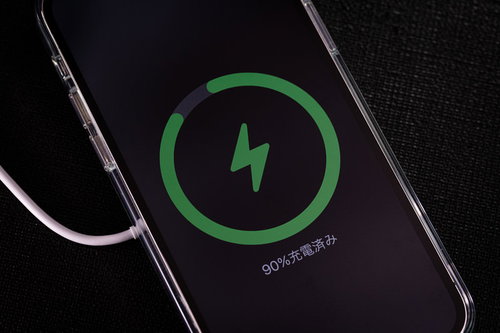 充電中のディスプレイ、緑色の充電アイコン表示iPhone12