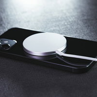 MagSafe充電器で充電中の iPhone 12の写真