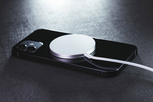 MagSafe充電器で充電中の iPhone 12