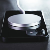 リアカメラ側から見た充電中の iPhone 12 の様子の写真