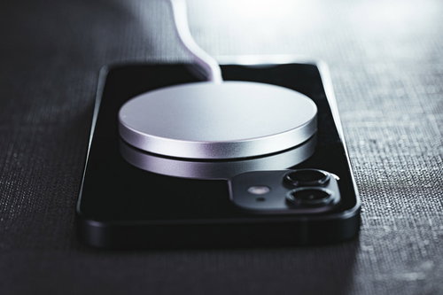 リアカメラ側から見た充電中の iPhone 12 の様子