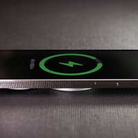 MagSafe充電器に置かれた iPhone 12の写真