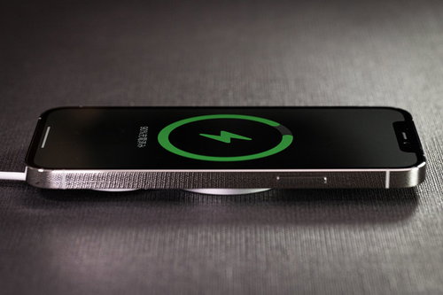 MagSafe充電器に置かれた iPhone 12