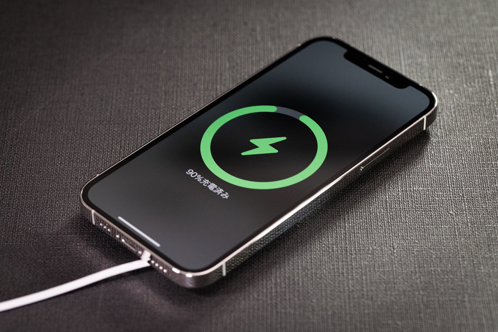90%まで充電されたバッテリーアイコンが表示されたiPhone12