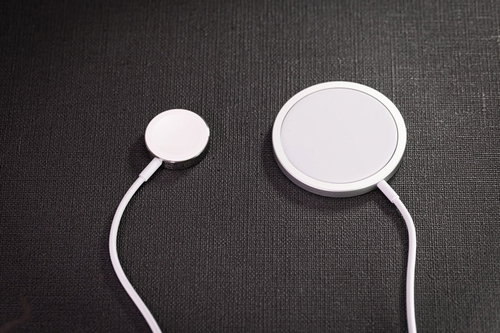 Apple Watch と iPhone 12 用のワイヤレス充電器とケーブル