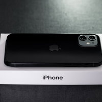 白い箱の上に置かれたiPhone12の商品撮影の写真
