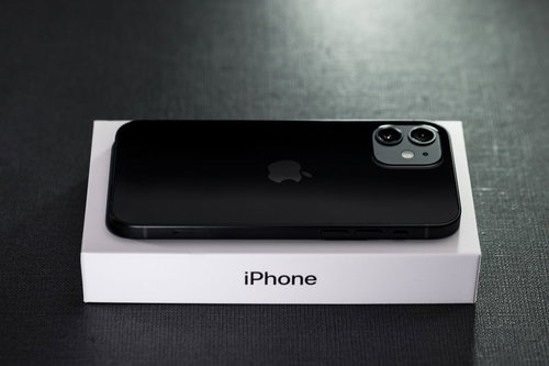 白い箱の上に置かれたiPhone12の商品撮影