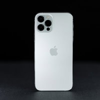 Apple iPhone12の白い背面デザインの写真