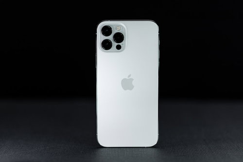 Apple iPhone12の白い背面デザイン