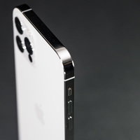 iPhone 12 Pro ホワイトカラーの側面の写真