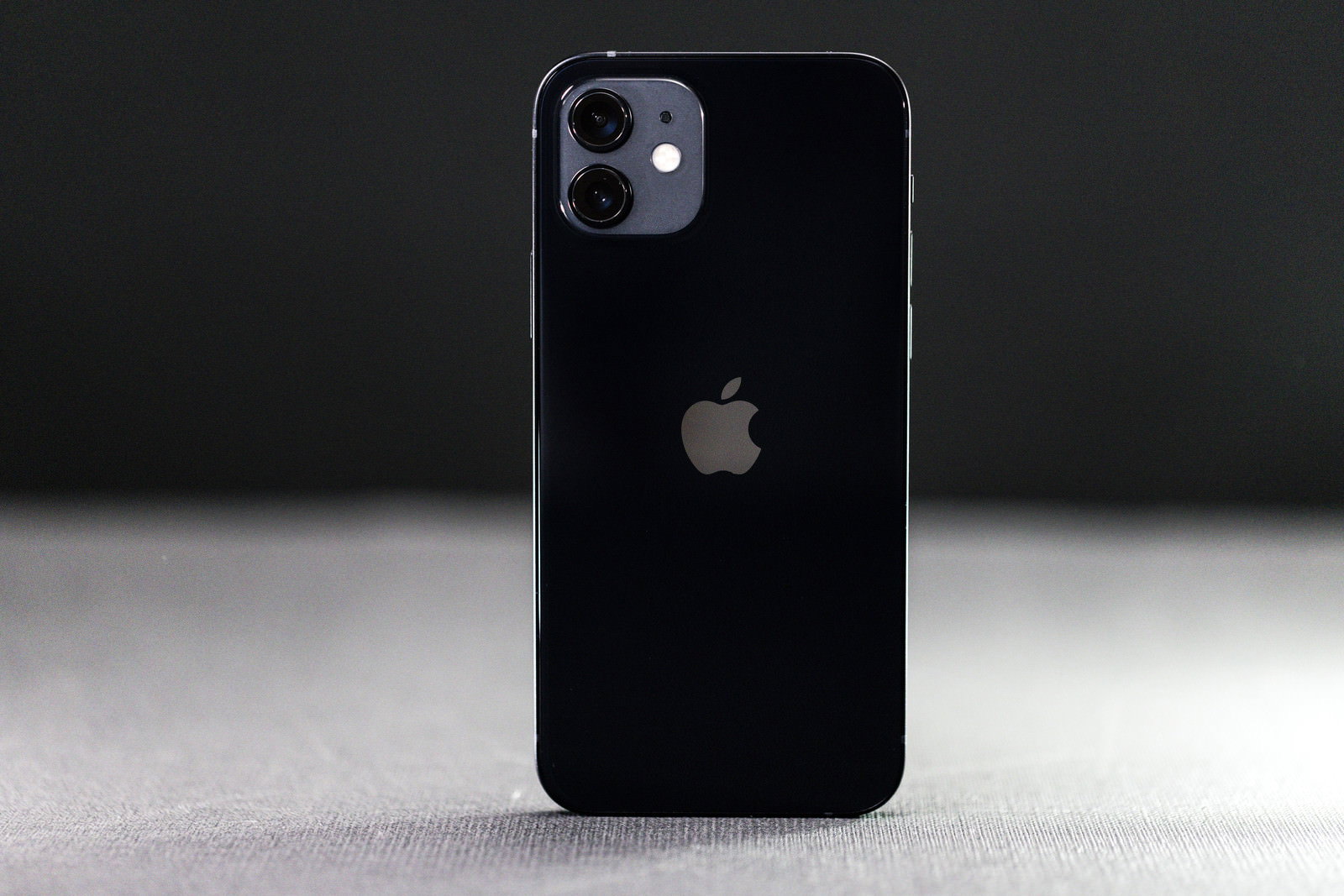iPhone 12ブラック背面を正面から撮影