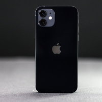 静かに佇む iPhone 12（ブラックカラー）の写真