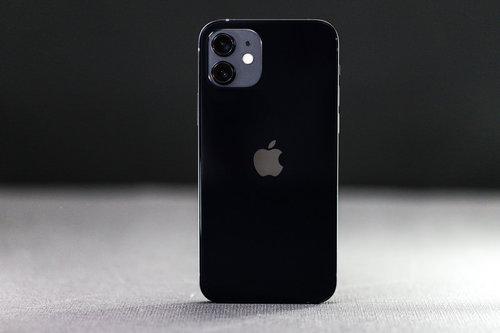 静かに佇むApple iPhone 12のブラックカラー