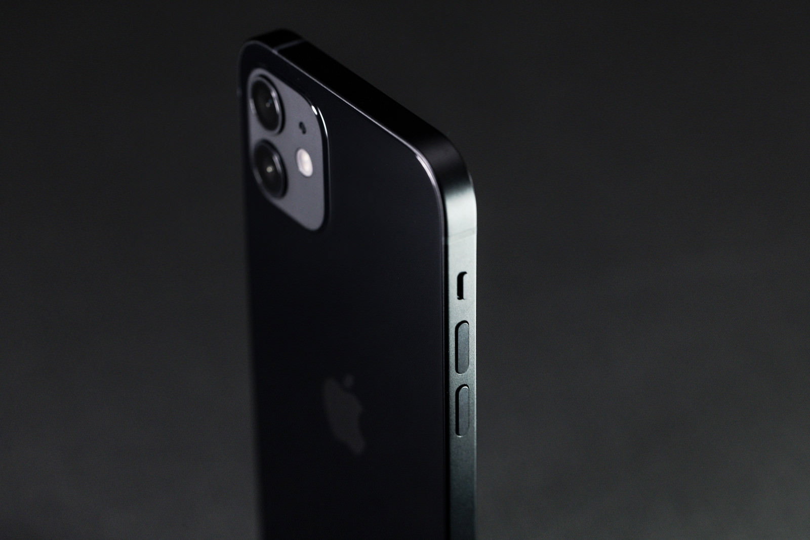 iPhone 12の背面とサイドボタン