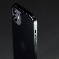 暗がりに光るiPhone 12のサイド面の写真