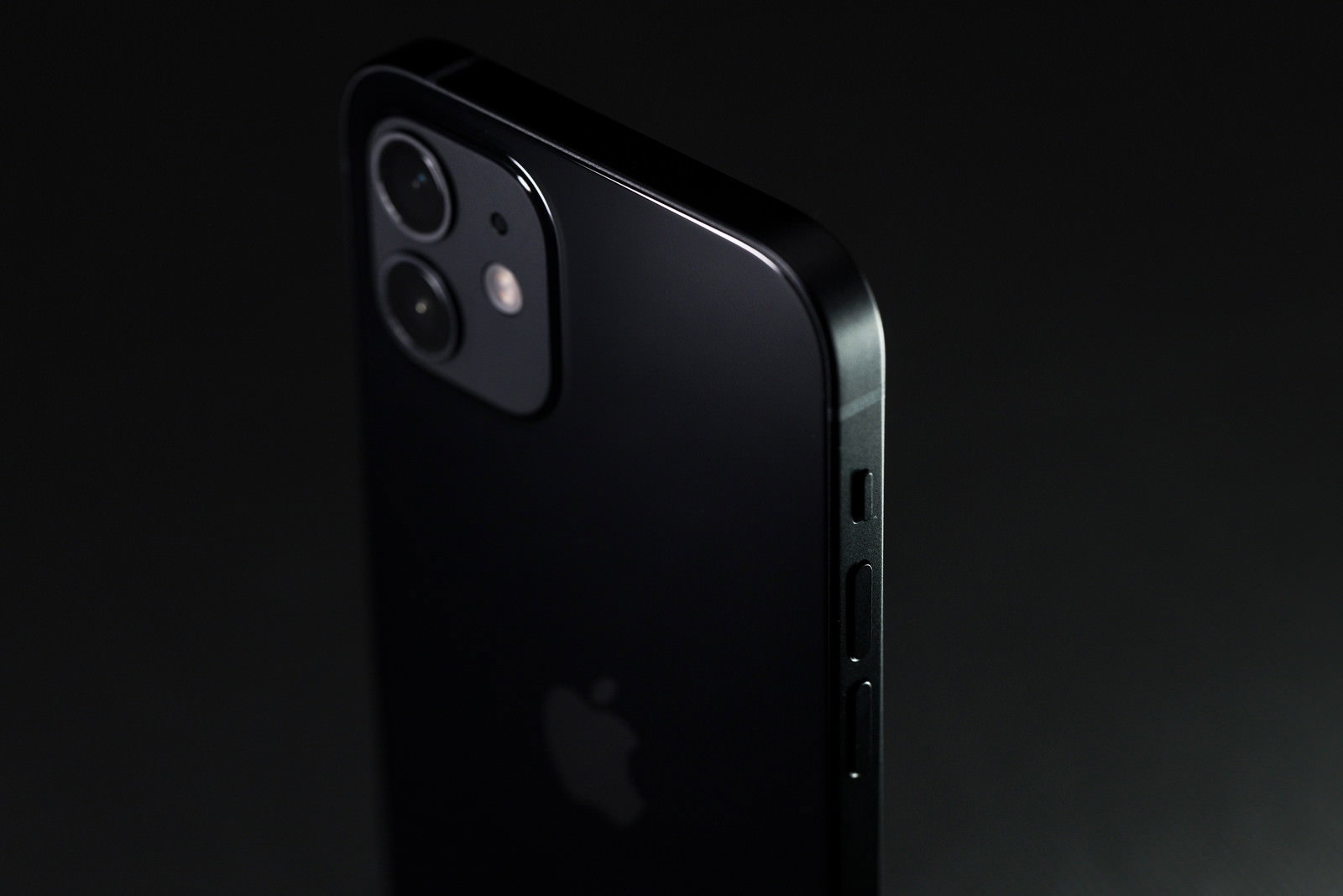 暗闇の中に浮かび上がるブラックのiPhone12