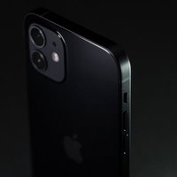暗闇から浮かび上がるiPhone12（ブラック）のサイドボタンの写真