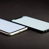iPhone 11とiPhone 12の液晶サイズを並べて比較の写真