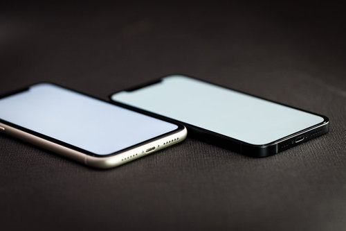 iPhone 11とiPhone 12の液晶サイズを並べて比較