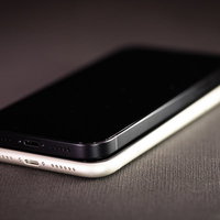 丸みのあるiPhone11と角張ったiPhone12を重ねて比較の写真