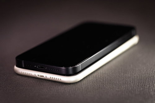 丸みのあるiPhone11と角張ったiPhone12を重ねて比較