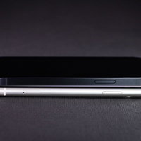 iPhone11と12を重ねてサイズ比較、黒背景で違いを明確に表現の写真