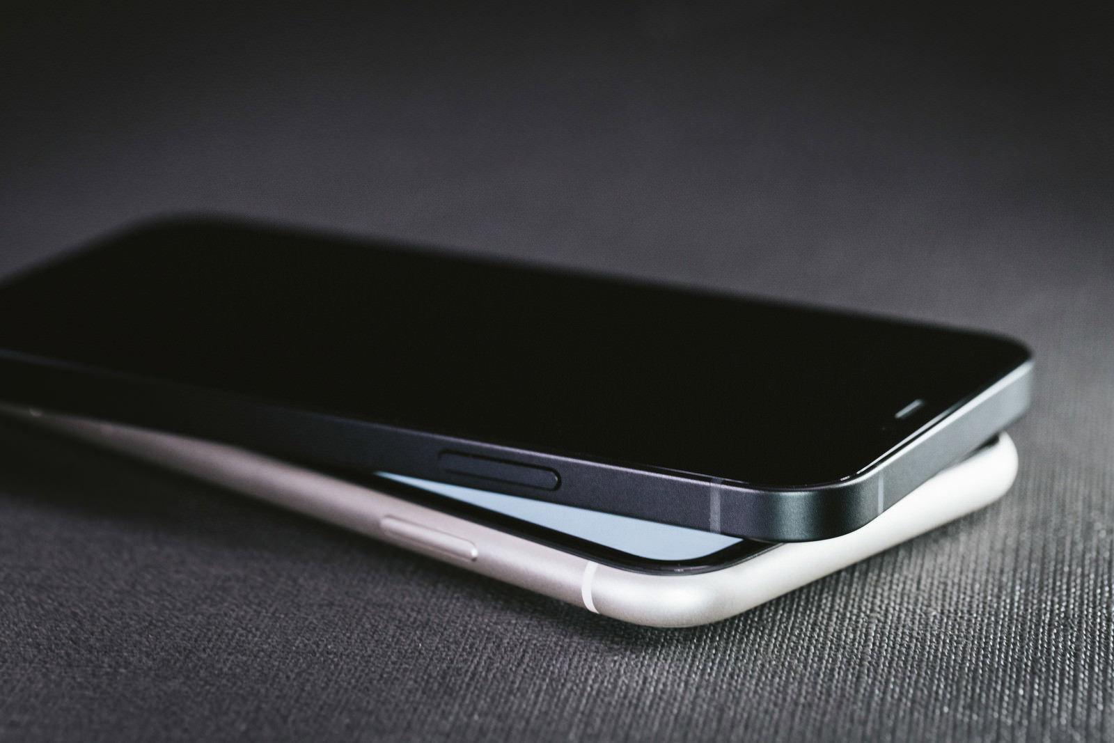 iPhone 11とiPhone 12のエッジ比較