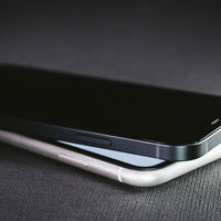 iPhone 11 と iPhone 12 を重ねてエッジ部分を詳しく比較の写真