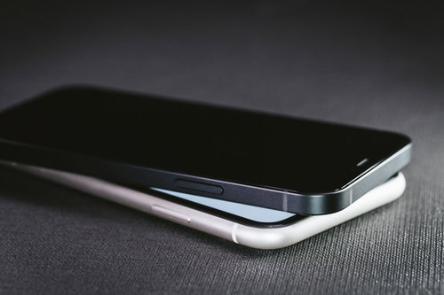 iPhone 11 と iPhone 12 を重ねてエッジ部分を詳しく比較