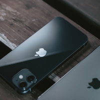 際立つiPhone 12の背面Appleロゴマークの写真