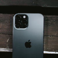 iPhone 12 Pro のリアカメラとAppleロゴの写真