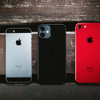iPhoneのサイズ比較（SE・12・PRODUCT RED）の写真