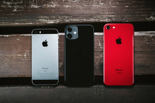 iPhoneのサイズ比較（SE・12・PRODUCT RED）