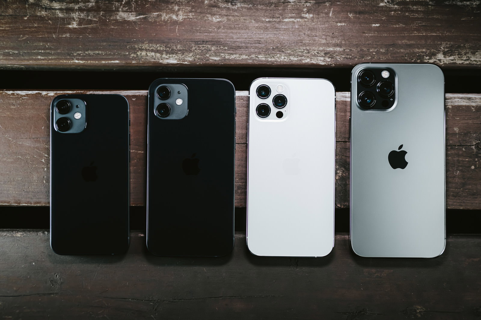 iPhone 12シリーズ4モデルを横一列に並べたサイズ比較
