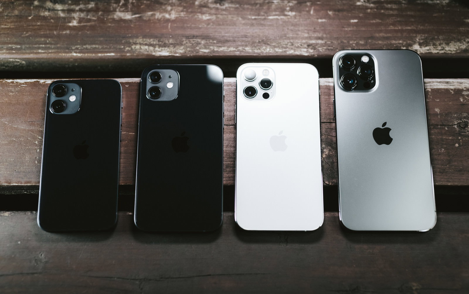 木製テーブルに並べられたiPhone 12シリーズ4機種のサイズ比較