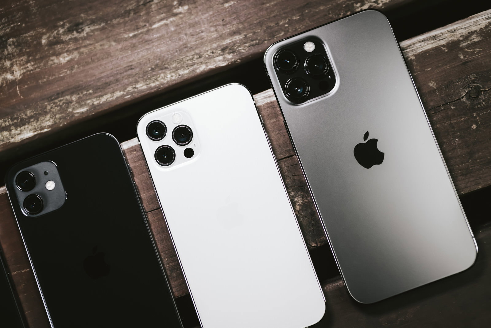 iPhone 12シリーズ3台を背面上にして並べた俯瞰写真