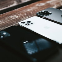 存在感のある iPhone 12 Pro Max のリアカメラの写真