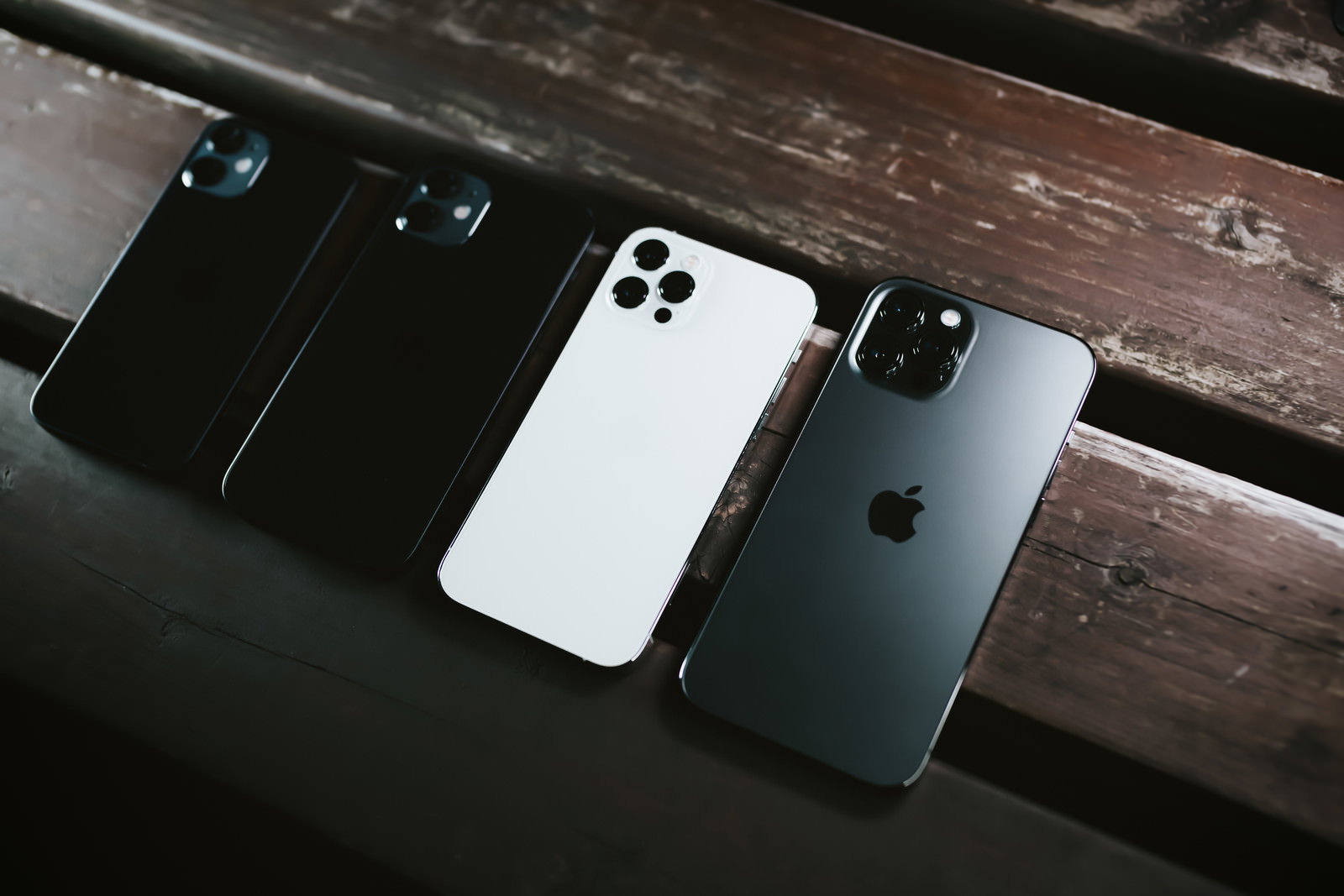 iPhone 12 Pro Maxを裏面が上になるよう並べた