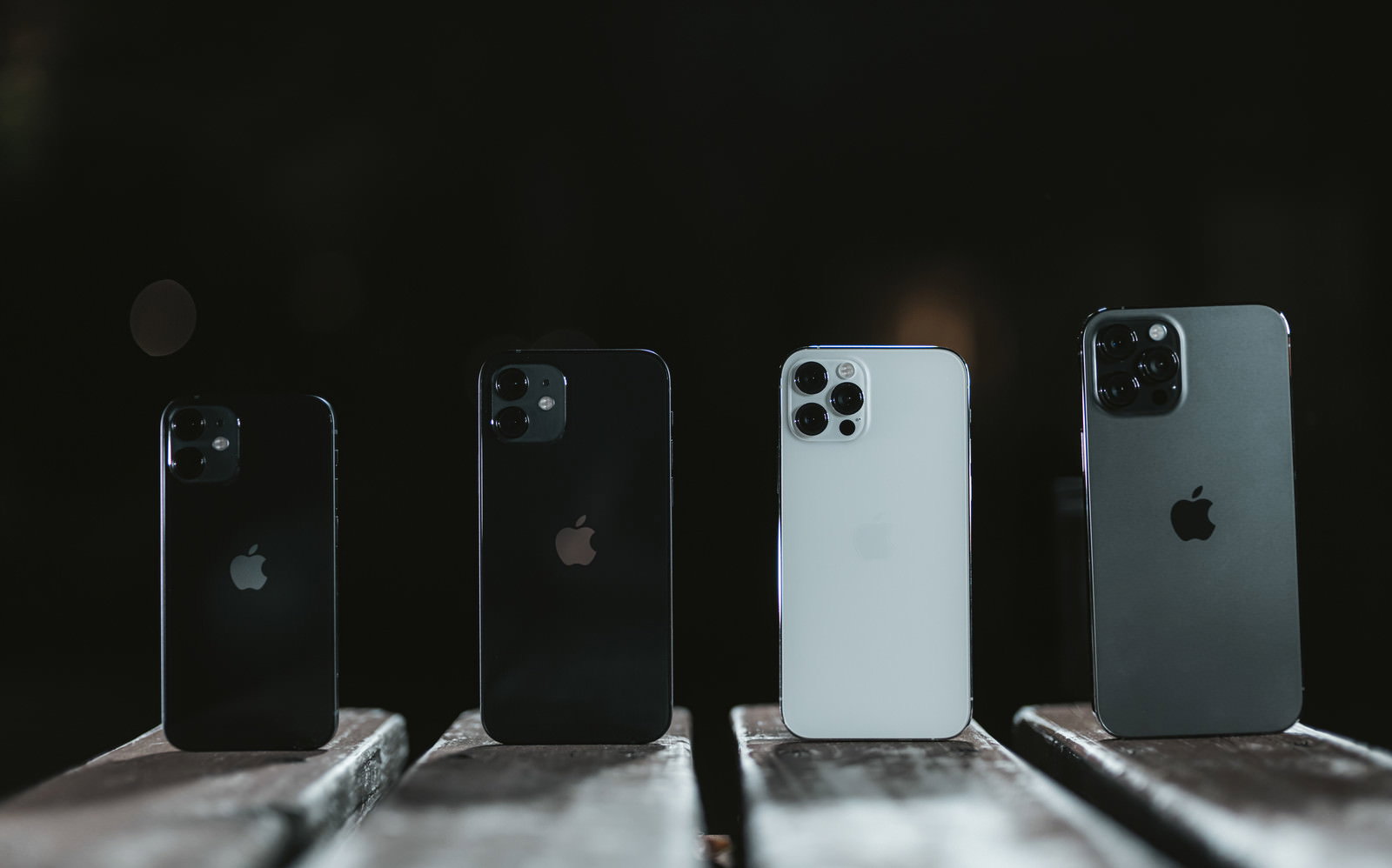 iPhone 12シリーズ4機種が横一列に並んでいる様子