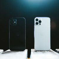 ライトアップしたiPhone12シリーズの4台並べた比較撮影の写真