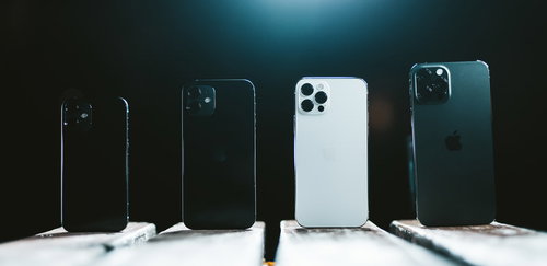 ライトアップしたiPhone12シリーズの4台並べた比較撮影