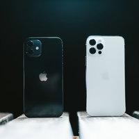 照明を浴びた iPhone 12 と iPhone 12 Proの写真