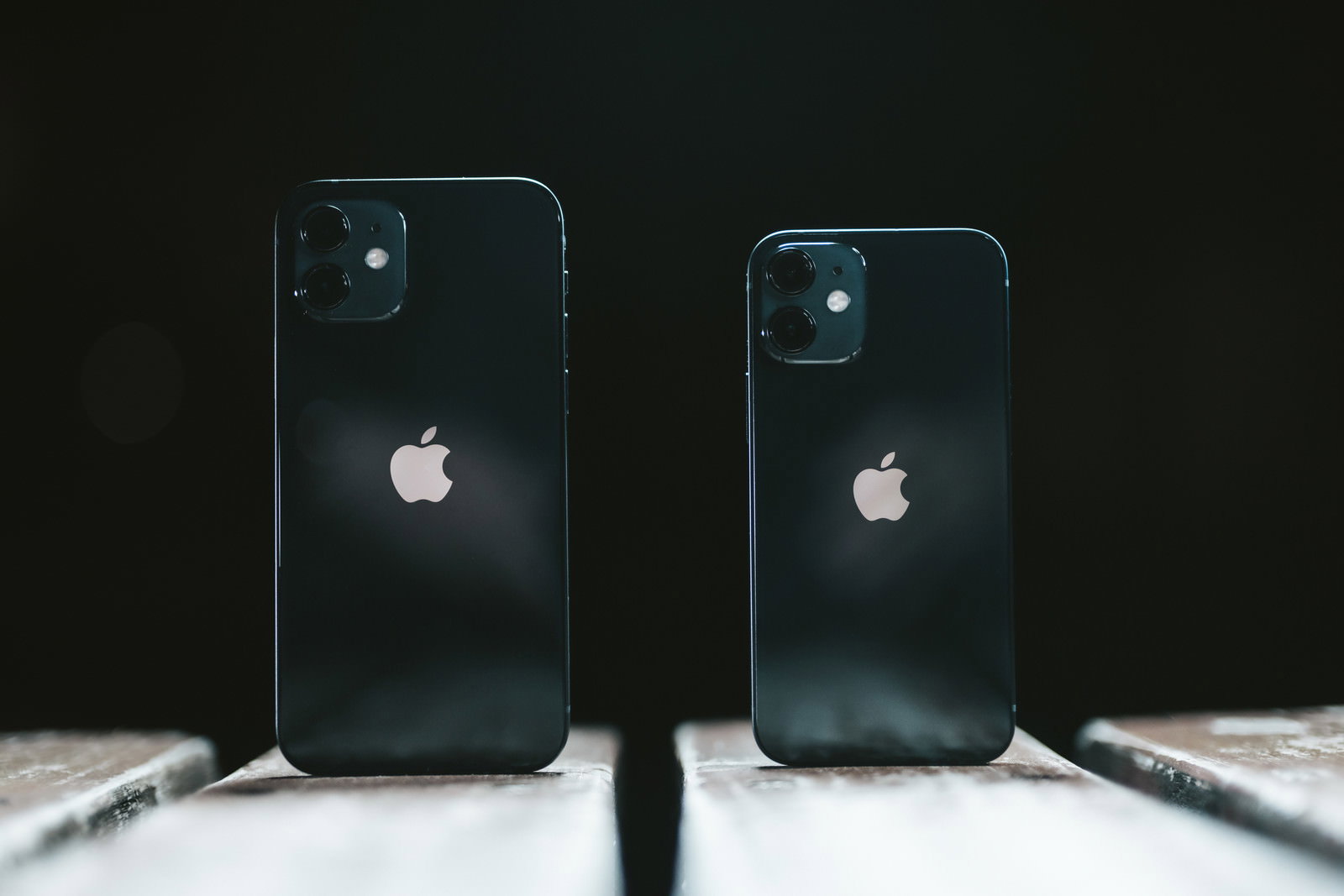 iPhone 12とiPhone 12 miniが横に並べて置かれている様子