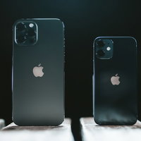 iPhone 12 Pro MaxとiPhone 12 miniのサイズ比較の写真