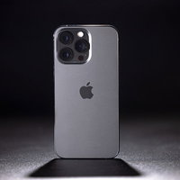新登場したiPhone 13 Proをシルバーカラーで撮影の写真