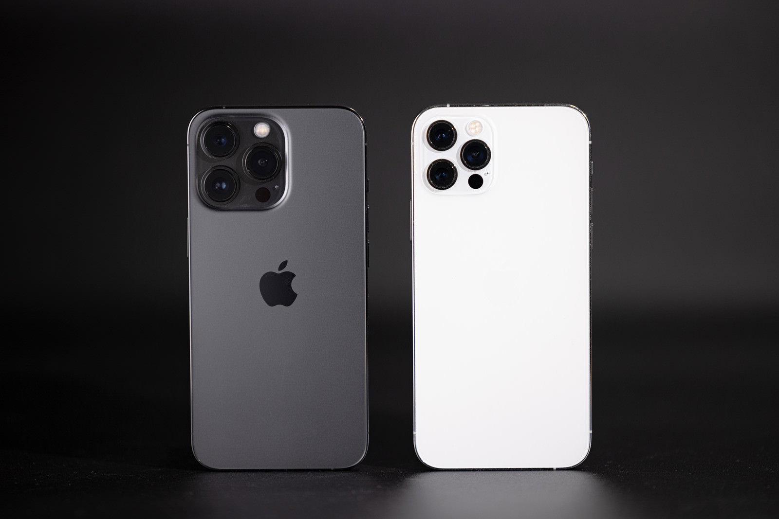 黒い背景にiPhone 13 ProとiPhone 12 Proが並べて置かれている比較写真