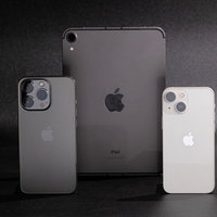 iPhone13とiPad miniを黒背景に配置の写真