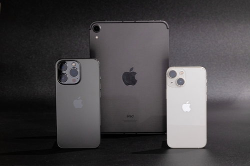 iPhone13とiPad miniを黒背景に配置